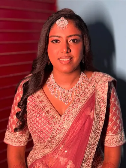A full look at the reception glamour. The bride's diamond jewellery and intricately embroidered outfit are complemented by a makeup look that is both polished and radiant.