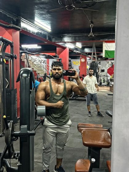 Keep working, no matter the result. A mirror selfie to track my progress. The journey is long, so you have to stay consistent.