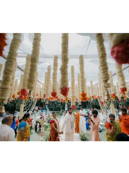 A duplicate of 419, capturing the full scene of the wedding ceremony.