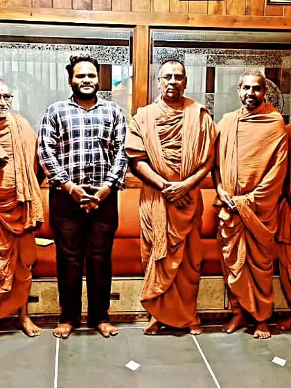 I was blessed to conduct a health checkup for all the 'sant maharaj' who had gathered in Vashi. I diagnosed and healed them using Nadi Pariksha and other Ayurvedic therapies.