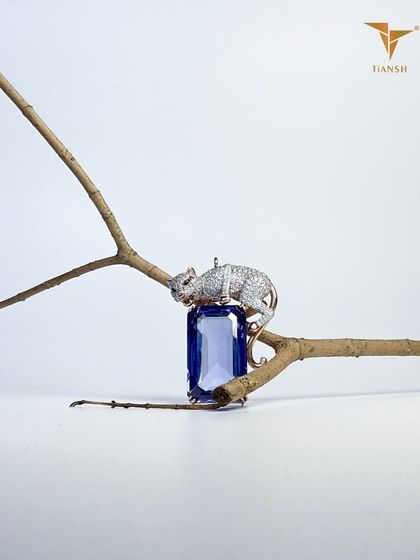 An emerald-cut sapphire held by a panther crafted from pavé diamonds. This unique pendant celebrates untamed strength and timeless beauty.