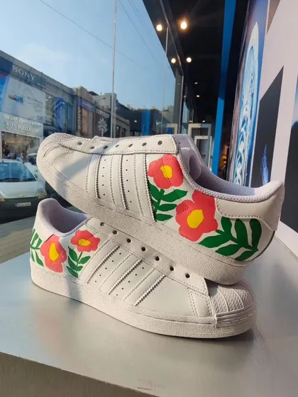 A simple but beautiful floral design I painted on a pair of Adidas Superstars during the live event.