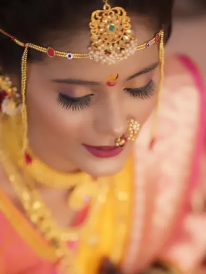 A close-up on the bride's eye makeup and traditional headpiece (mundavalya), essential details for an authentic Maharashtrian bridal look.