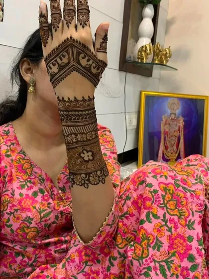 A simple yet elegant design on the back of the hand, perfect for a sangeet or engagement party.