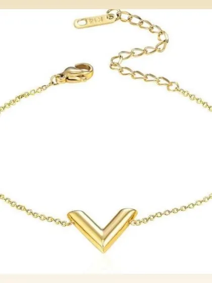 A simple and chic V-shaped pendant bracelet. This minimalist design is perfect for adding a modern touch to your look.