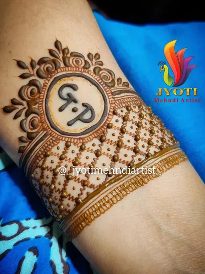A simple and elegant startup design for an arm, featuring the couple's initials 'GP' in a floral circular frame.
