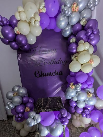 The complete purple-themed balloon backdrop, perfect for creating a personalized photo corner at a party.