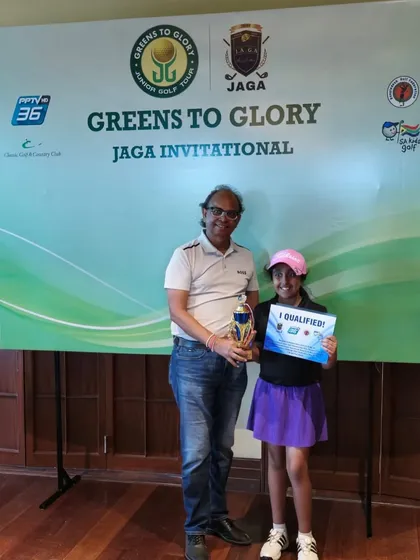 Aadya Kaushal receives her 2nd place trophy at the Junior Golf Tournament organized by Greens to Glory.