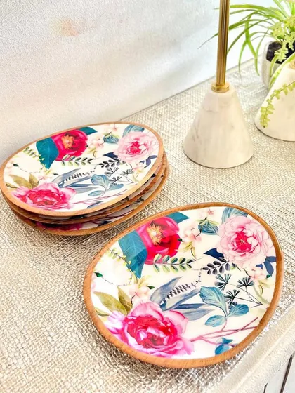 Capture the essence of an English spring with our Tudor Blooms collection. These mini oval plates feature a beautiful rose print, perfect for serving small bites or as a charming decorative accent.