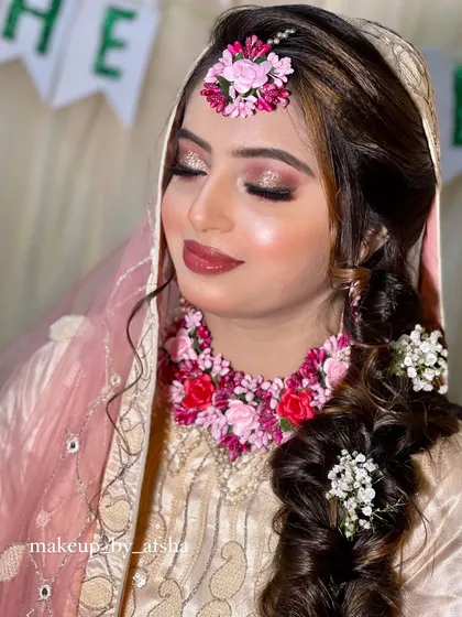 Another angle of this pretty and fresh Mehendi look.