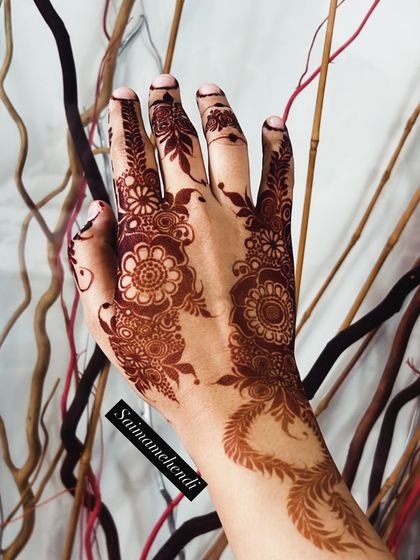 A beautiful, artistic shot of a simple mandala and floral design. The pattern is light and elegant, perfect for any occasion.