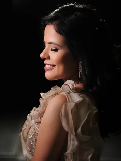 Exuding the charm of a diamond-studded dream. Rajvi was my prettiest engagement bride, and we created this soft, romantic look with a focus on her beautiful smile. 💎✨