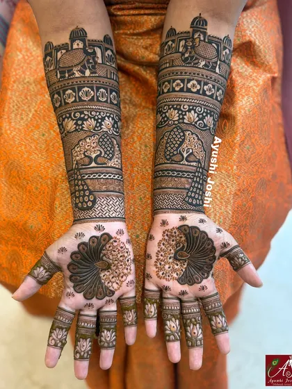Another view of the covered arms and minimalist palms design, showing the beautiful contrast and unique style.