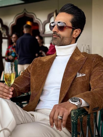 Sophistication and leisure combined. Our brown corduroy blazer is the ideal companion for a day of sport and socializing.