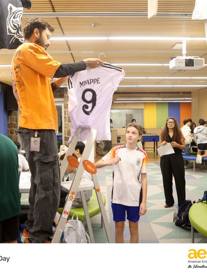 A student and teacher set up a T-shirt swap as part of our Earth Day activities. This initiative promotes rethinking fast fashion and encourages a more sustainable approach to consumption.
