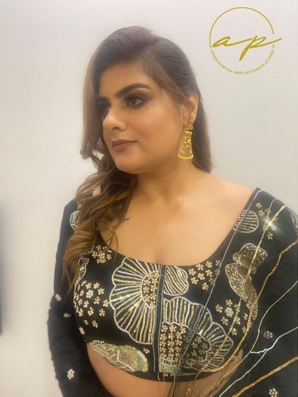 A classic combination that never fails: smokey eyes paired with a nude lip. This balances the look, keeping it chic and sophisticated for any evening party.