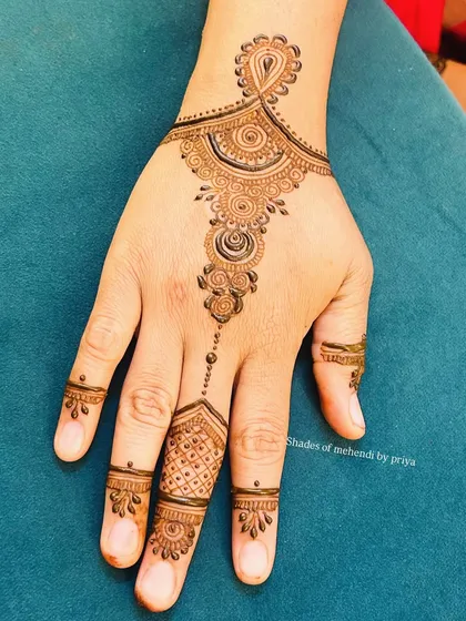 A simple and stylish Arabic mehendi design. The pattern flows beautifully from the finger to the wrist.