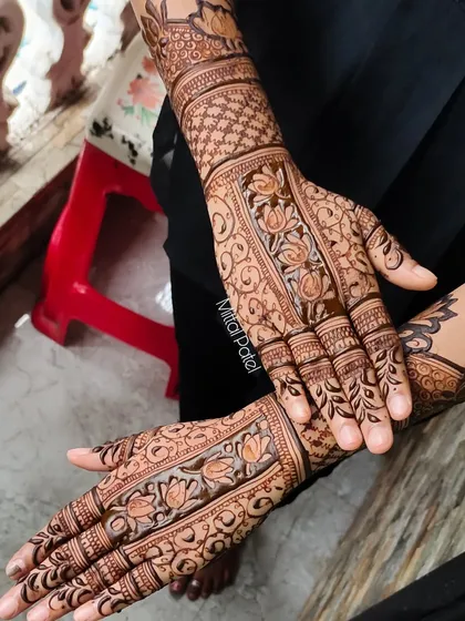 A lovely back of hand design featuring a beautiful floral vine pattern. This style is elegant and modern, perfect for an engagement or for a bridesmaid.