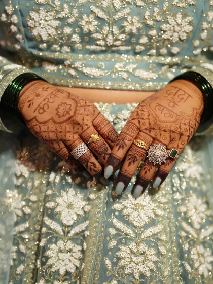 The final stain tells the real story. This is the rich, dark color my client got for her brother's wedding, achieved with my all-natural henna paste. The design includes 'Dada' and 'Vahini' to celebrate the new couple.