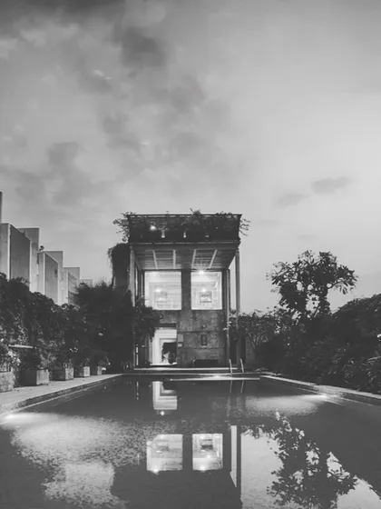 The ELEVANA project demonstrates how thoughtful design can create serene and spacious living even on a compact urban plot. The community pool becomes a tranquil focal point, reflecting the sky and the surrounding architecture at dusk.