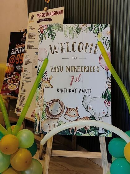 A welcome sign for a jungle themed first birthday party, decorated with fun balloon twists.