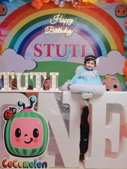 I love bringing big themes to life! For this Cocomelon first birthday, I made sure to capture the grand scale of the decorations and the birthday girl sitting proudly in her special setup.