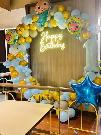 A clear shot of the Cocomelon themed circular backdrop, perfect for cake cutting photos.
