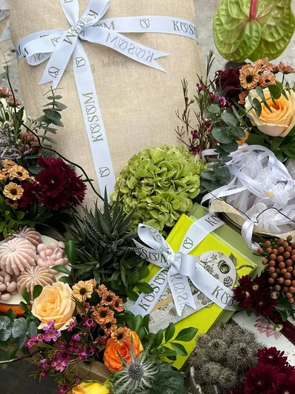 Gifts, flowers, and some dressing up. For Diwali, trousseau, or any season, I can sort you out with beautifully wrapped presents adorned with succulents, special flowers, and pretty ribbons.