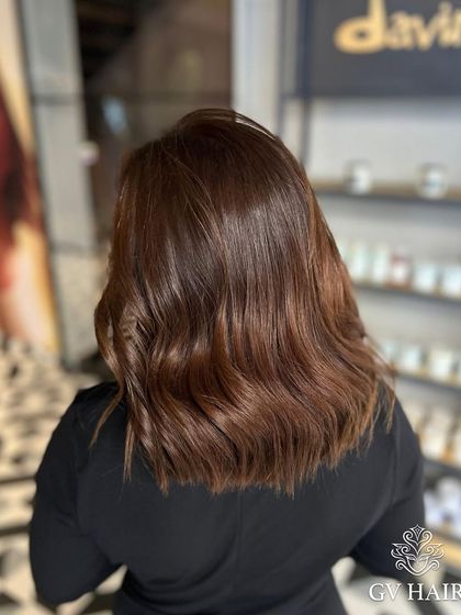 Another look at this gorgeous, rich brown. The shine is incredible, showing the quality of the color and care.