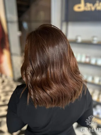 Another look at this gorgeous, rich brown. The shine is incredible, showing the quality of the color and care.