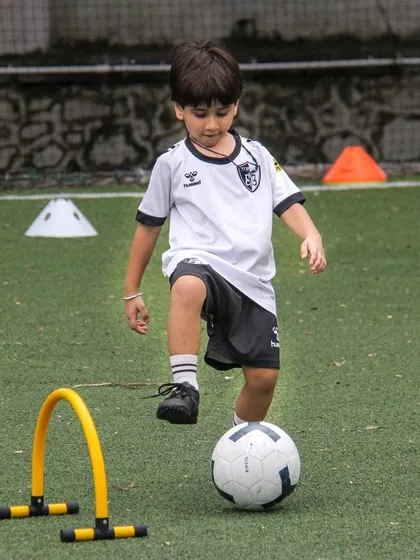 Using mini hurdles, this player develops his coordination and ability to lift the ball, a foundational skill for passing over defenders and executing trick moves.