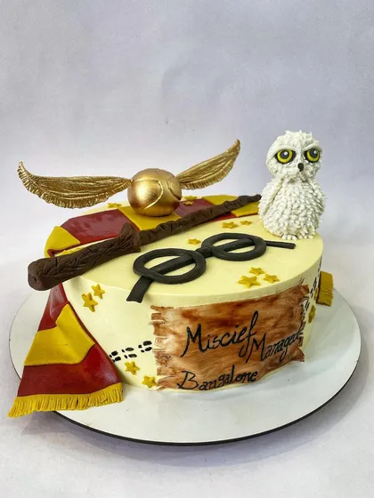 Calling all Potterheads! I had so much fun creating this Harry Potter themed cake, complete with a hand-piped Hedwig, a golden snitch, and the Gryffindor scarf. Every detail is edible and designed to transport you straight to Hogwarts.
