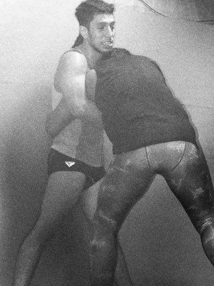 A positive attitude and like-minded people carry each other forward. We challenge each other in grappling to simulate real fights and adapt to different styles.