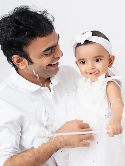 A playful moment with bubbles adds a touch of magic and fun to the session, bringing out natural smiles and giggles.
