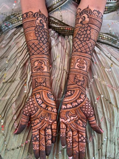Intricate Bridal Mehendi photo 36