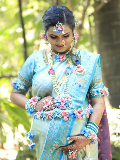 This candid photo shows the mother-to-be looking down at her baby bump. The makeup is subtle yet elegant, perfectly suited for the sentimental and joyous occasion of a Dohale Jevan.