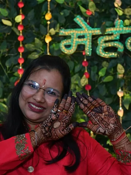 A happy client showing off her gorgeous, dark mehendi stain. The intricate patterns on her hands look even more stunning with this deep color.