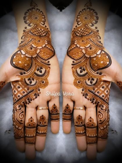 A bold and beautiful Arabic design with a large central motif, perfect for making a statement.