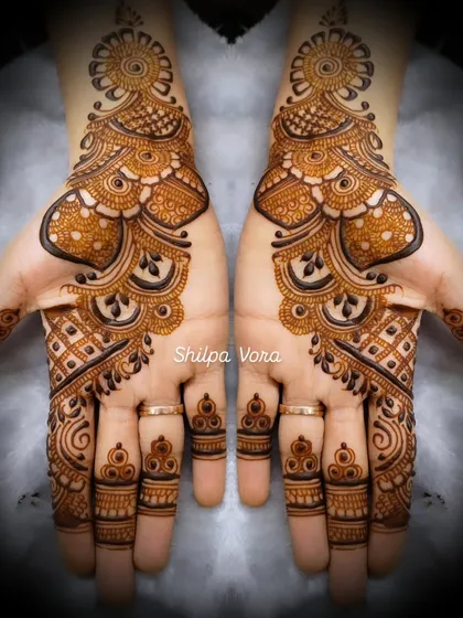A bold and beautiful Arabic design with a large central motif, perfect for making a statement.