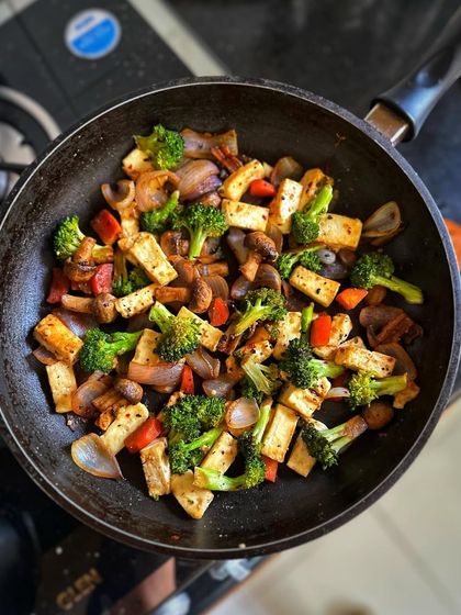 A full-pan view of the spicy paneer and vegetable stir-fry, perfect for a quick and healthy meal.