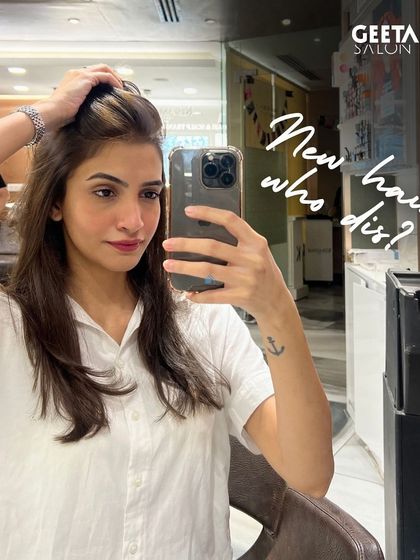 "New hair, who dis?" The classic post-transformation selfie, showing off her fresh colour and cut.