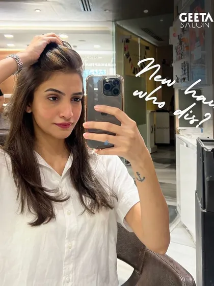 "New hair, who dis?" The classic post-transformation selfie, showing off her fresh colour and cut.