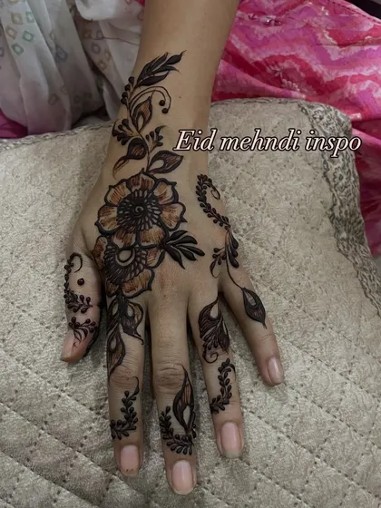Eid mehndi inspiration. A simple but beautiful Arabic style floral piece on the back of the hand.