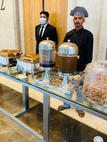 Our professional chef and server ready to welcome guests at a housewarming party. We ensure punctuality and readiness, so service begins the moment your guests arrive.