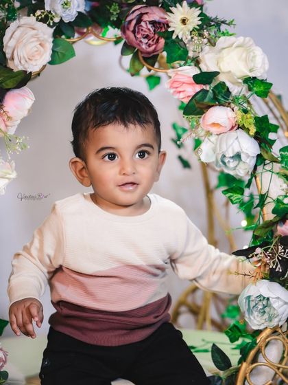 Explore our various floral and elegant setups. These sets feature props like swings, ornate chairs, and pearl decorations, all surrounded by beautiful flowers for a timeless and pretty photoshoot.