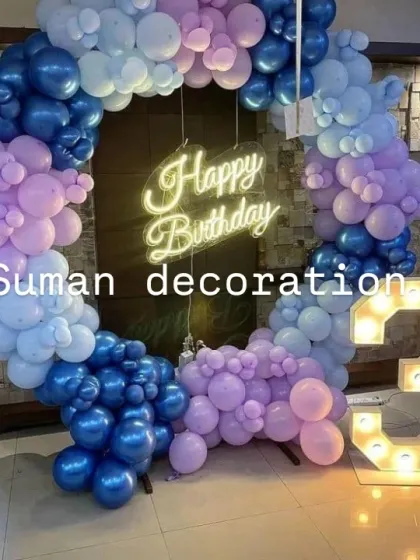 A beautiful balloon ring decoration for a 3rd birthday. The mix of metallic blue, light blue, and lilac balloons creates a dreamy and colorful backdrop for a home celebration.