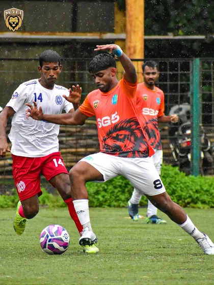 An SG5 player using his body to shield the ball while looking for a pass. This demonstrates great game awareness.