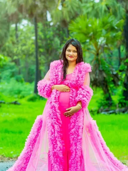 Feel like a celebrity in our pink ruffle robe, a glamorous and high-fashion choice for your maternity photoshoot. This rental piece adds texture, drama, and a vibrant pop of color.
