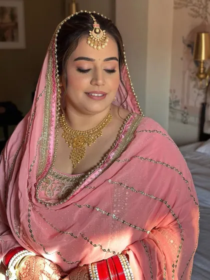 Eyes closed, you can appreciate the soft blend of the eyeshadow. This look is all about grace and elegance, with a touch of shimmer.