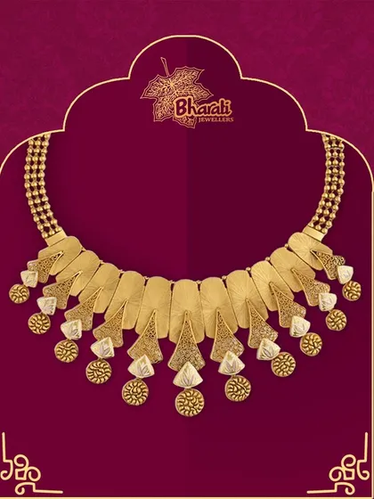 A lightweight and flexible antique necklace featuring a stunning touch of Meenakari. The articulated design is crafted to fit every neck effortlessly while showcasing a beautiful blend of gold textures.